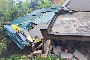 Tragic House Collapse in Hoa Binh: Rescue Operations for Five Family Members - image 2