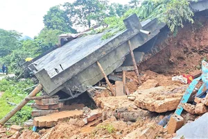 Tragic House Collapse in Hoa Binh: Rescue Operations for Five Family Members - image 1
