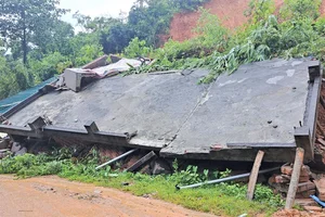 Tragic House Collapse in Hoa Binh: Rescue Operations for Five Family Members - image 4