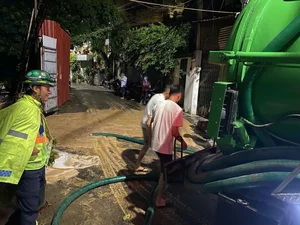 Nighttime Chaos: Detailed Scenes from the Nui Truc Mud Eruption Site - image 0