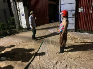 Nighttime Chaos: Detailed Scenes from the Nui Truc Mud Eruption Site - image 2