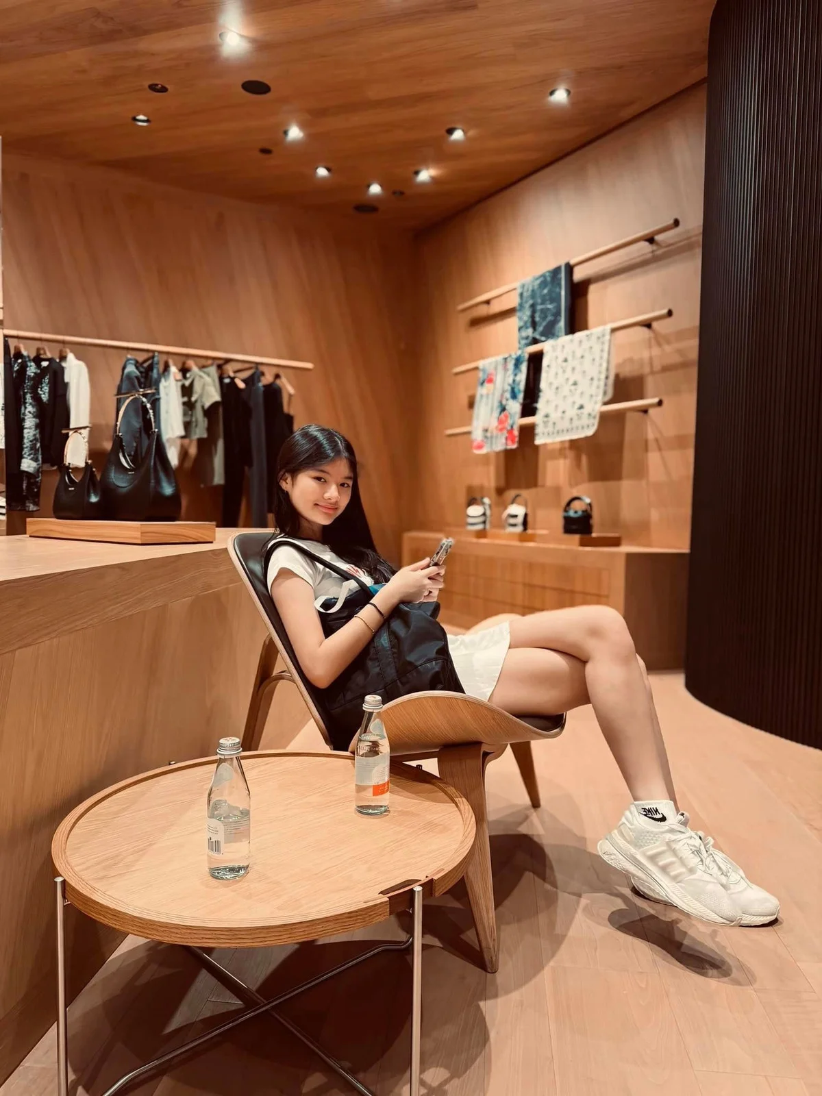 Like Mother, Like Daughter: Truong Ngoc Anh's 17-Year-Old Shows Off Her Impressive Height