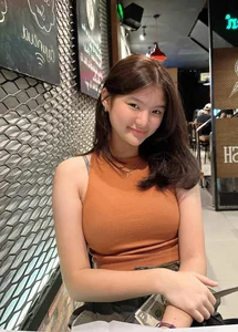 Like Mother, Like Daughter: Truong Ngoc Anh's 17-Year-Old Shows Off Her Impressive Height - image 6