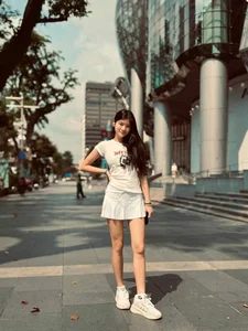 Like Mother, Like Daughter: Truong Ngoc Anh's 17-Year-Old Shows Off Her Impressive Height - image 2
