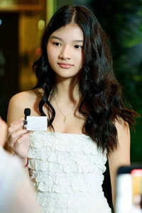 Like Mother, Like Daughter: Truong Ngoc Anh's 17-Year-Old Shows Off Her Impressive Height - image 1