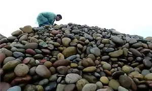 The Village of 'Heaven-Sent Wealth': Where Pebbles Turn into Billions - image 1