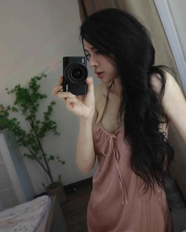 Vu Van Thanh's Girlfriend Wows in Elegant Sleepwear