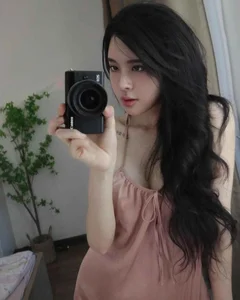 Vu Van Thanh's Girlfriend Wows in Elegant Sleepwear - image 5