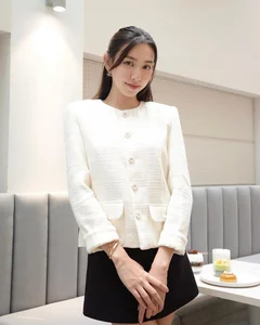 10 Chic Mini Skirt Outfit Ideas Inspired by Vietnamese Celebrities - image 4