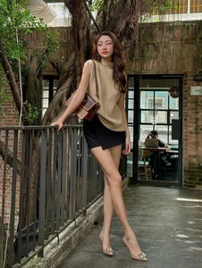 10 Chic Mini Skirt Outfit Ideas Inspired by Vietnamese Celebrities - image 7