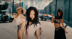 Jennie of BLACKPINK Brings Back Summer Vibes with Sensational Solo Single 'Mantra' - image 7