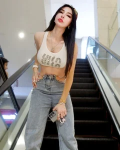 Bold Underboob Fashion Trend: How Beautiful Influencers Are Redefining Modern Street Style and Confidence - image 8