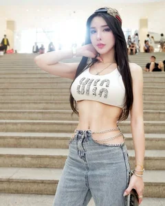 Bold Underboob Fashion Trend: How Beautiful Influencers Are Redefining Modern Street Style and Confidence - image 6