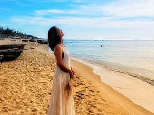 Director Bui Thac Chuyen’s Wife Inspires in Rare Swimsuit Photos at U60 - image 2