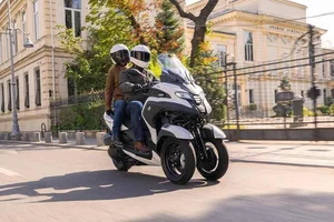Yamaha Tricity 300 2026 Debuts: The Three-Wheeled Scooter With Car-Like Airbags - image 1