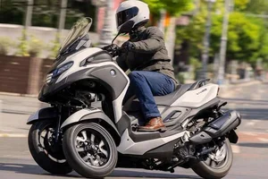 Yamaha Tricity 300 2026 Debuts: The Three-Wheeled Scooter With Car-Like Airbags - image 8