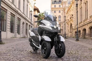 Yamaha Tricity 300 2026 Debuts: The Three-Wheeled Scooter With Car-Like Airbags - image 2