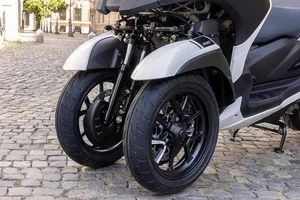 Yamaha Tricity 300 2026 Debuts: The Three-Wheeled Scooter With Car-Like Airbags - image 5
