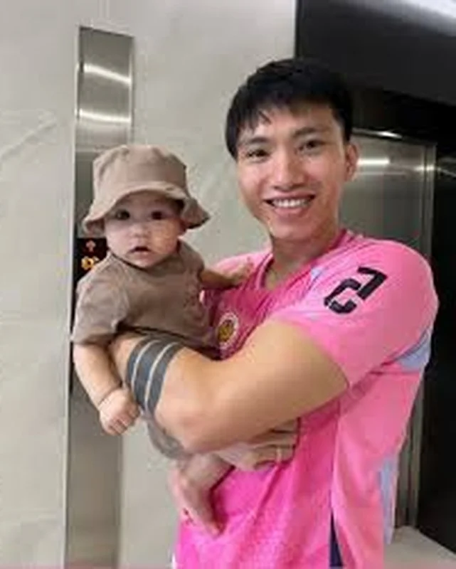 Footballer Doan Van Hau and Wife Celebrate New Year 2025 With Special News