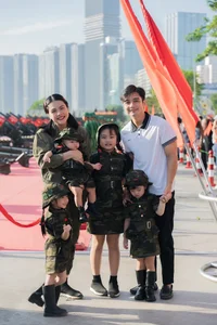Vietnamese Celebrities and Their Families Join the Grand Festival Spirit - image 3