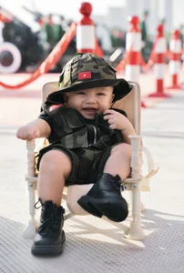 Vietnamese Celebrities and Their Families Join the Grand Festival Spirit - image 6