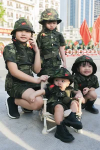 Vietnamese Celebrities and Their Families Join the Grand Festival Spirit - image 7