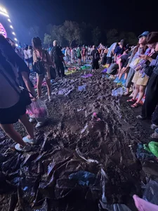 MCK’s Viral Moment: Thousands Wait for Hours to Witness the Rapper’s Romantic On-Stage Appearance - image 3