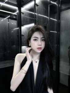Social Media Sensation: Nguyen Nu Hanh Loan Showcases Stunning Summer Style and Fitness - image 0