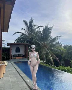 Social Media Sensation: Nguyen Nu Hanh Loan Showcases Stunning Summer Style and Fitness - image 1