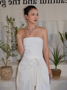 The Stunning Beauty and Chic Style of a Mother of Three - image 4