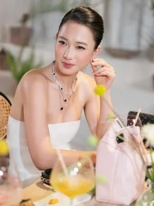 The Stunning Beauty and Chic Style of a Mother of Three - image 1