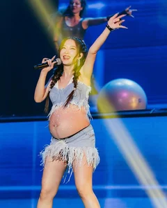 Energetic Pregnant Singer Rocks the Stage: Who is She? - image 7