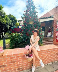 Energetic Pregnant Singer Rocks the Stage: Who is She? - image 9