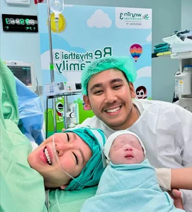Energetic Pregnant Singer Rocks the Stage: Who is She? - image 2