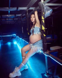 Energetic Pregnant Singer Rocks the Stage: Who is She? - image 5