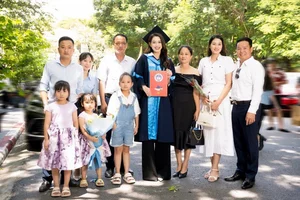 Simple to Stunning: Style Evolution of Miss Vietnam Do Thi Ha's Mother - image 0