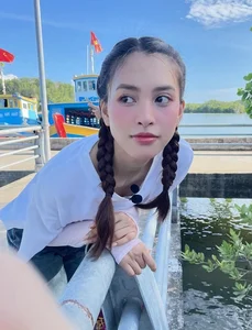 Tieu Vy Embraces the 'Drunk' Makeup Trend: A Bold Beauty Statement - image 1