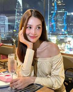 Tieu Vy Embraces the 'Drunk' Makeup Trend: A Bold Beauty Statement - image 2