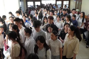 Students Face Intense Competition in Hanoi Teaching Competency Exams - image 0