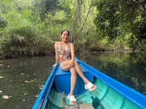MC Cat Tuong Stuns Fans with Bikini Look While Clam Harvesting - image 10