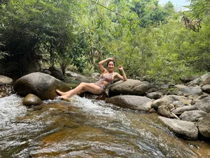 MC Cat Tuong Stuns Fans with Bikini Look While Clam Harvesting - image 6