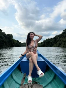 MC Cat Tuong Stuns Fans with Bikini Look While Clam Harvesting - image 5