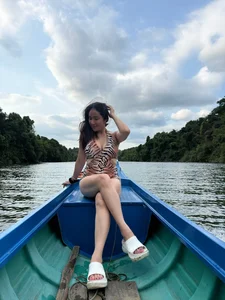 MC Cat Tuong Stuns Fans with Bikini Look While Clam Harvesting - image 3