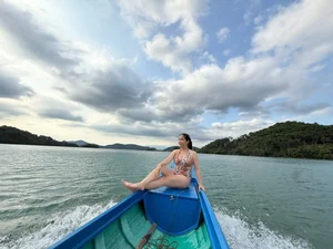 MC Cat Tuong Stuns Fans with Bikini Look While Clam Harvesting - image 1