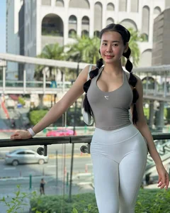 Fitness Influencer Turns Heads on Subway with Bold Fashion Choice - image 8