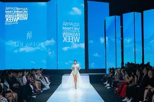 Supermodel Ky Han Makes Stunning Catwalk Comeback Alongside Husband Mac Hong Quan - image 0