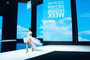 Supermodel Ky Han Makes Stunning Catwalk Comeback Alongside Husband Mac Hong Quan - image 4