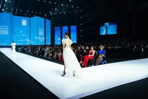Supermodel Ky Han Makes Stunning Catwalk Comeback Alongside Husband Mac Hong Quan - image 3