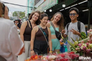 Ho Chi Minh City's Largest Flower Market Buzzes with Activity Ahead of October 20th - image 11