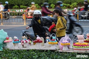 Ho Chi Minh City's Largest Flower Market Buzzes with Activity Ahead of October 20th - image 2